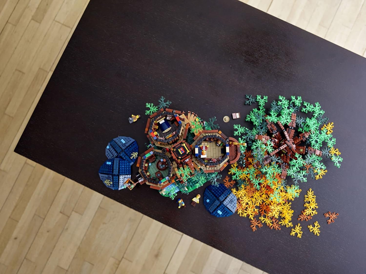 LEGO Ideas Tree House 21318 Model Construction Set with 3 Cabins S15587